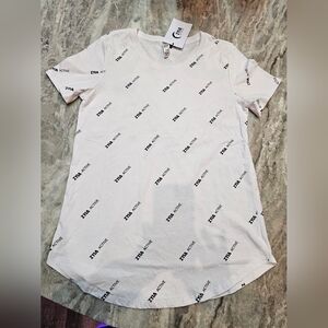 Zyia Active Pattern Swoop Tee White Logo Print T-Shirt NWT Women’s Small